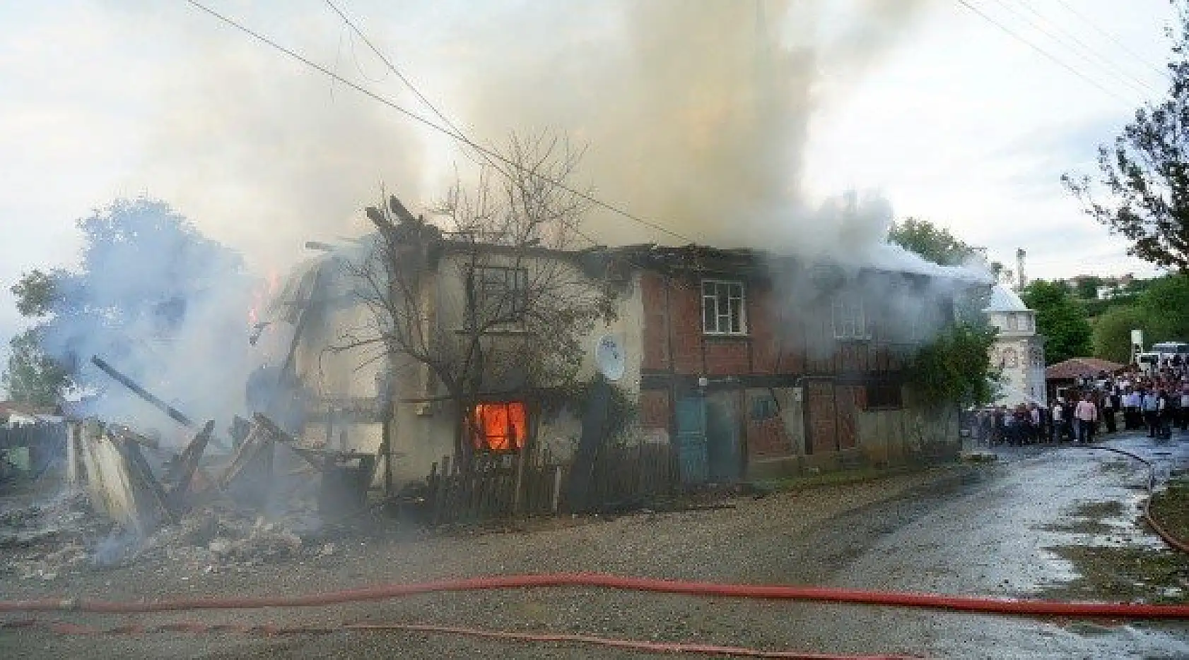 Kastamonu'da çıkan yangında iki aile evsiz kaldı
