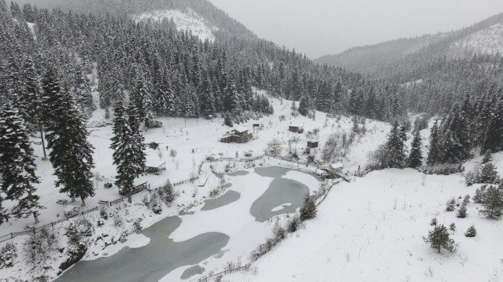Yaralıgöz Dağı beyaz örtüsüyle görsel şölen sunuyor
