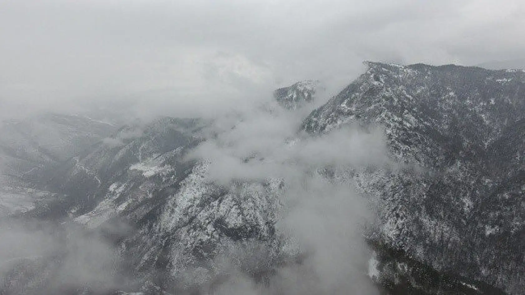 Yaralıgöz Dağı beyaz örtüsüyle görsel şölen sunuyor