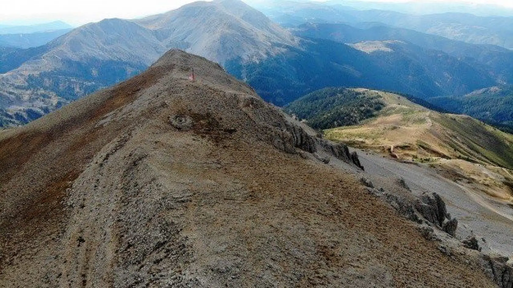 Ilgaz Dağı'nın zirvesindeki mezarlar dikkat çekiyor