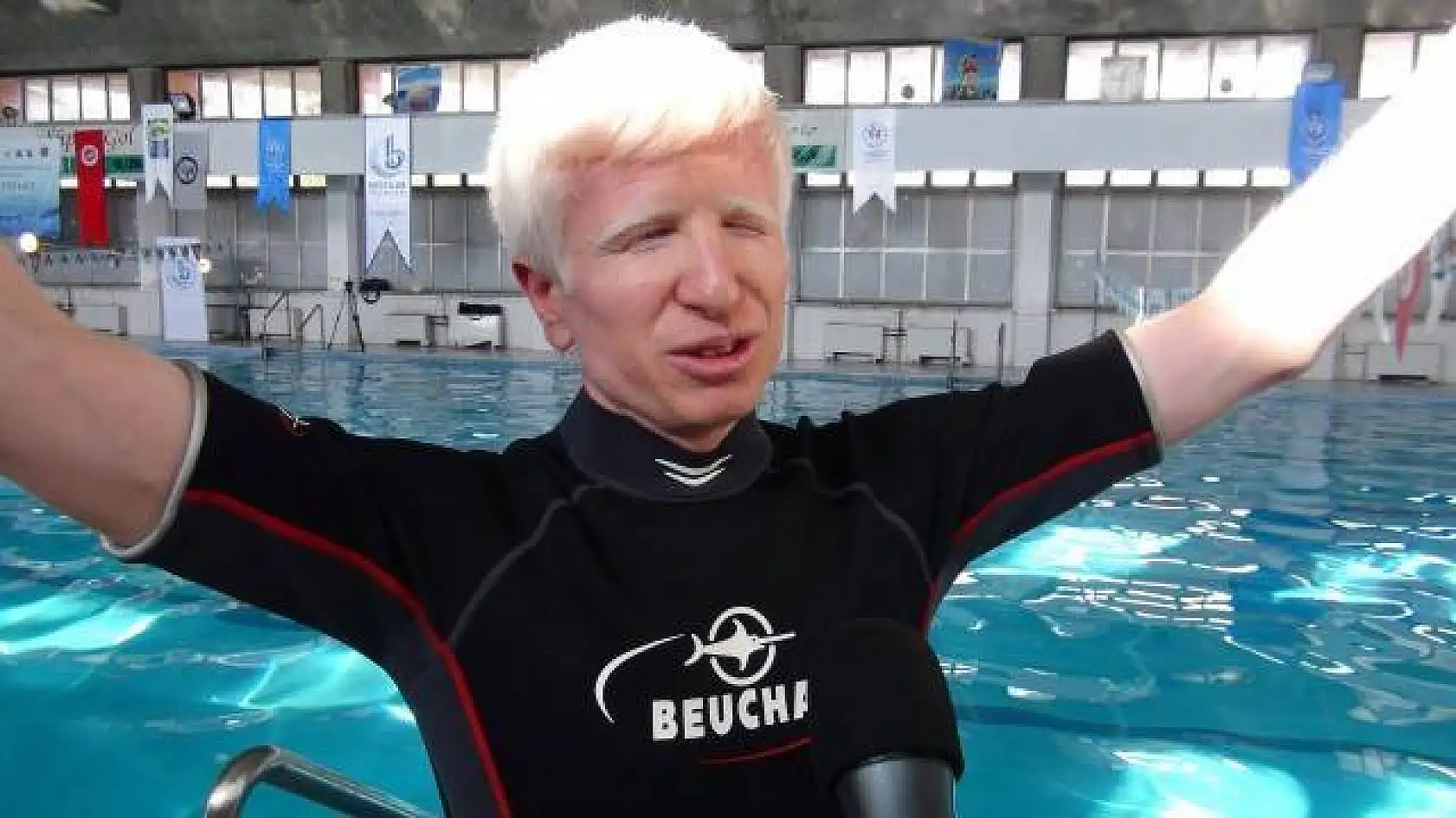 Havuzda su altına tüplü dalış