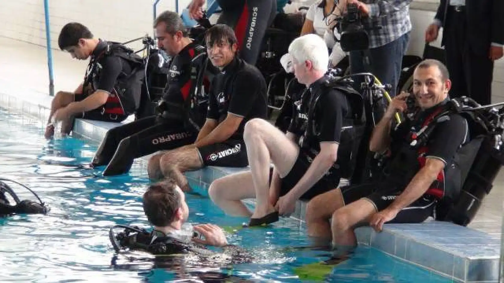 Havuzda su altına tüplü dalış