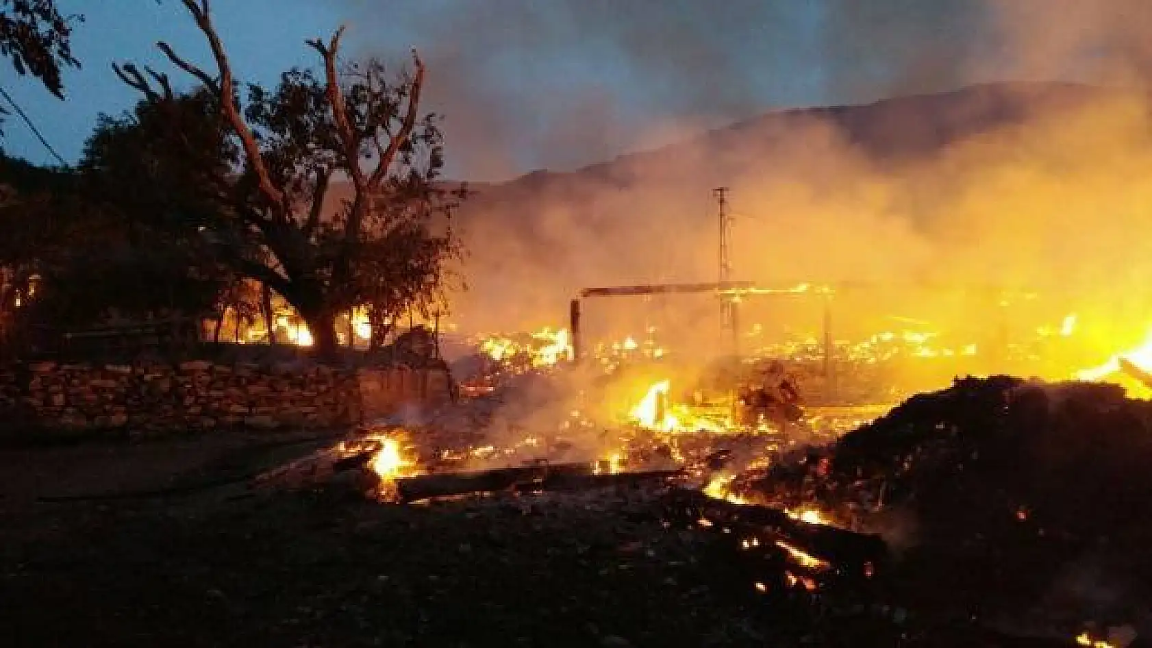 Yangın bir köyü yok etti