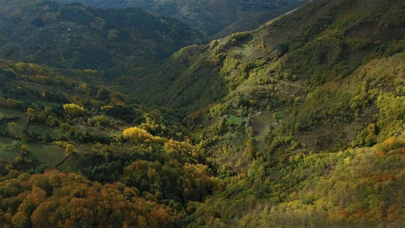 Küre Dağları'nın bir yanı sonbahar bir yanı kış