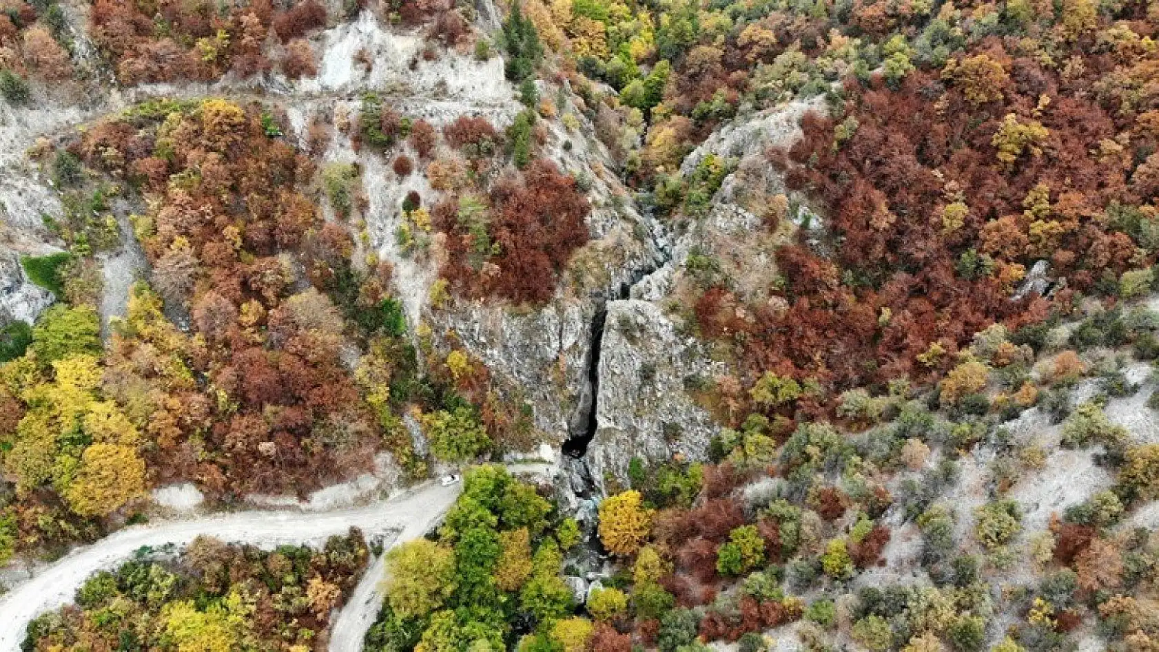 Gürleyik Şelalesi hazan renkleriyle görsel şölen sunuyor