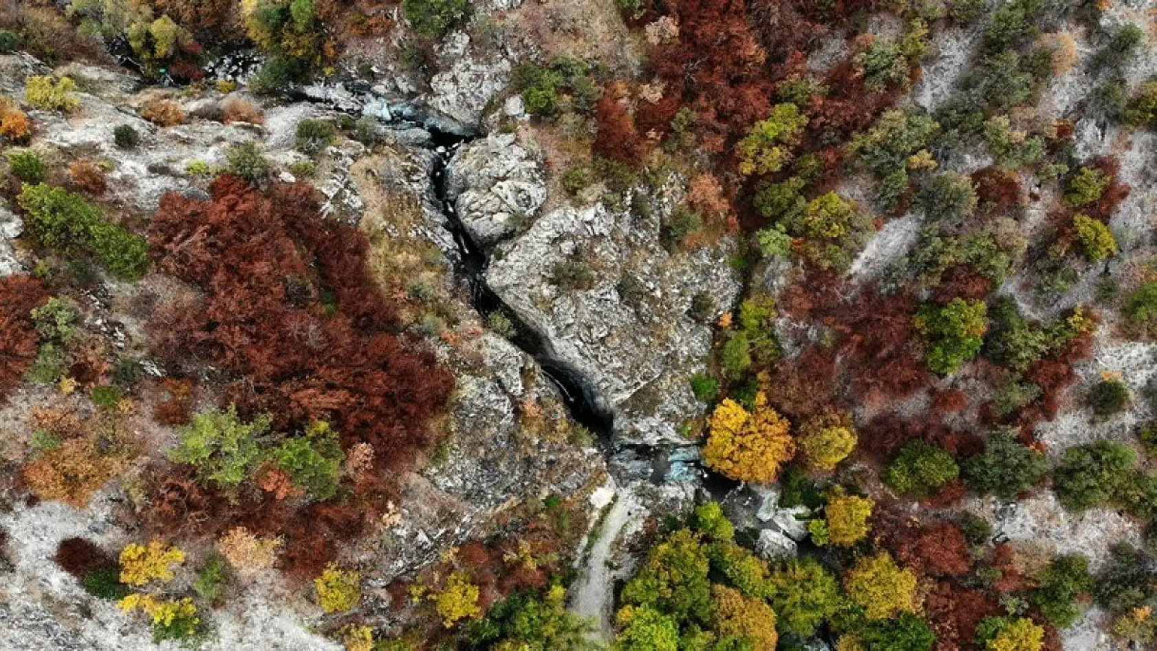 Gürleyik Şelalesi hazan renkleriyle görsel şölen sunuyor