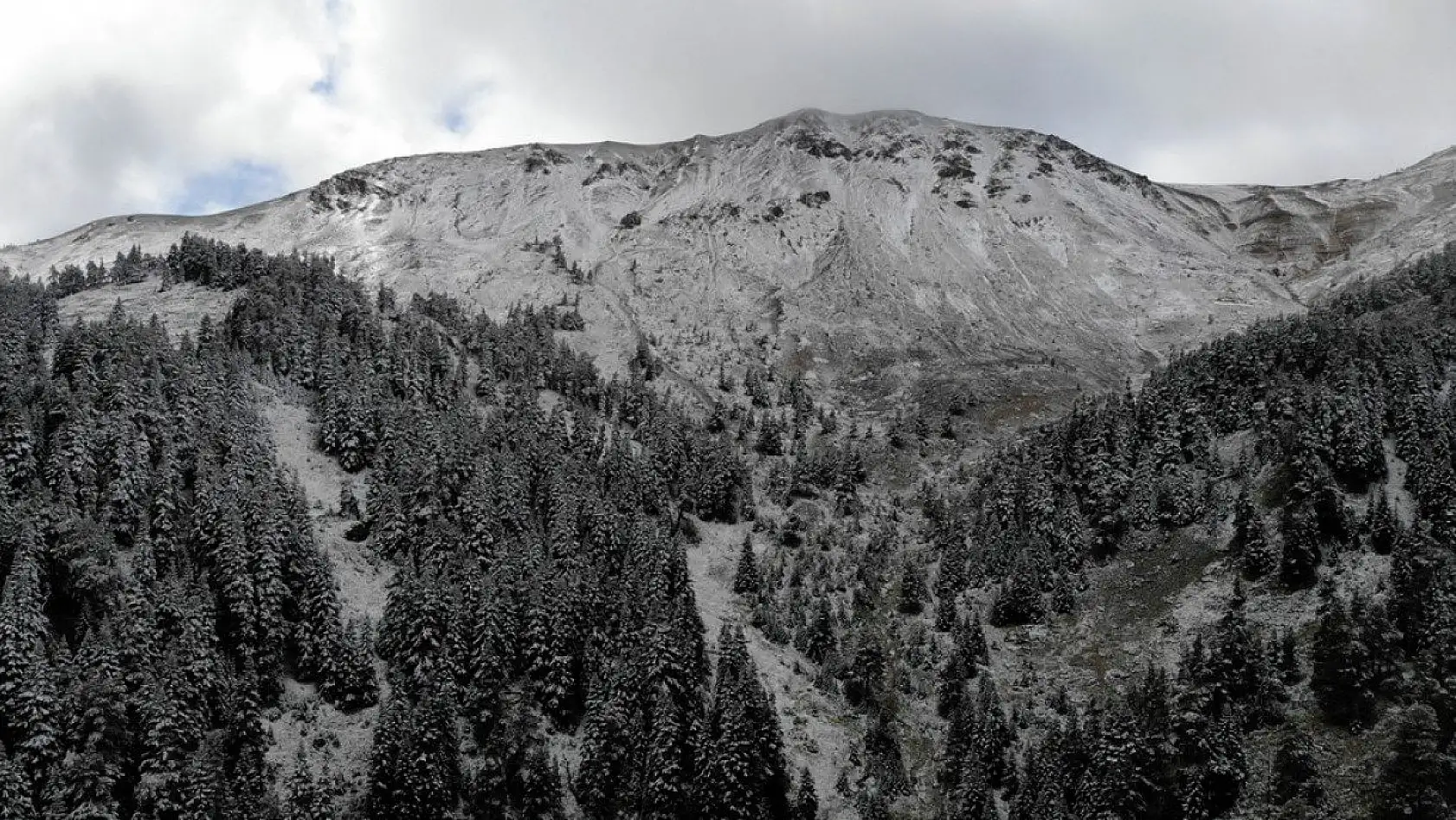 Ilgaz'da mevsimin ilk karı görsel şölen sunuyor