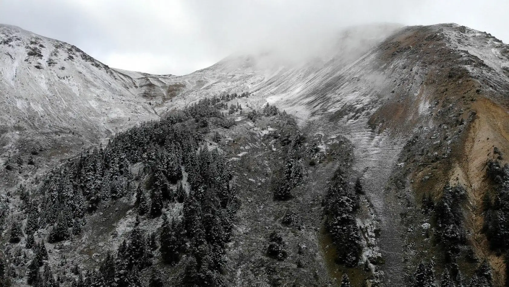 Ilgaz'da mevsimin ilk karı görsel şölen sunuyor
