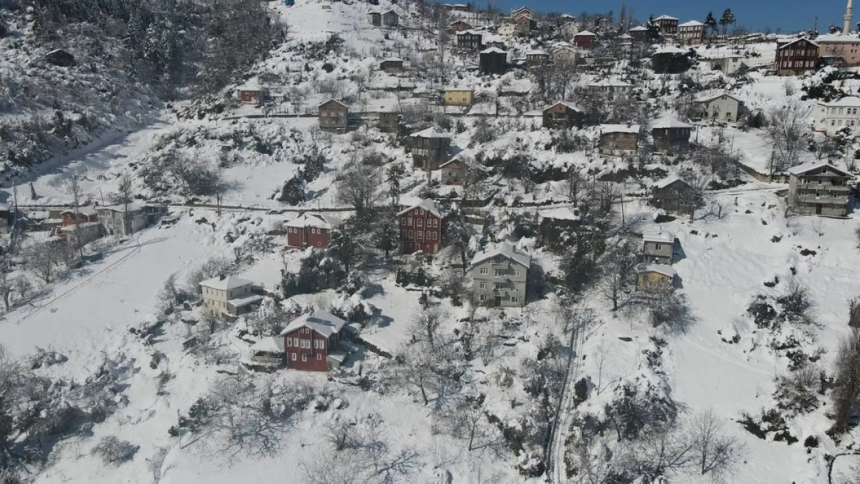 Karla bütünleşen güzellik dronla görüntülendi