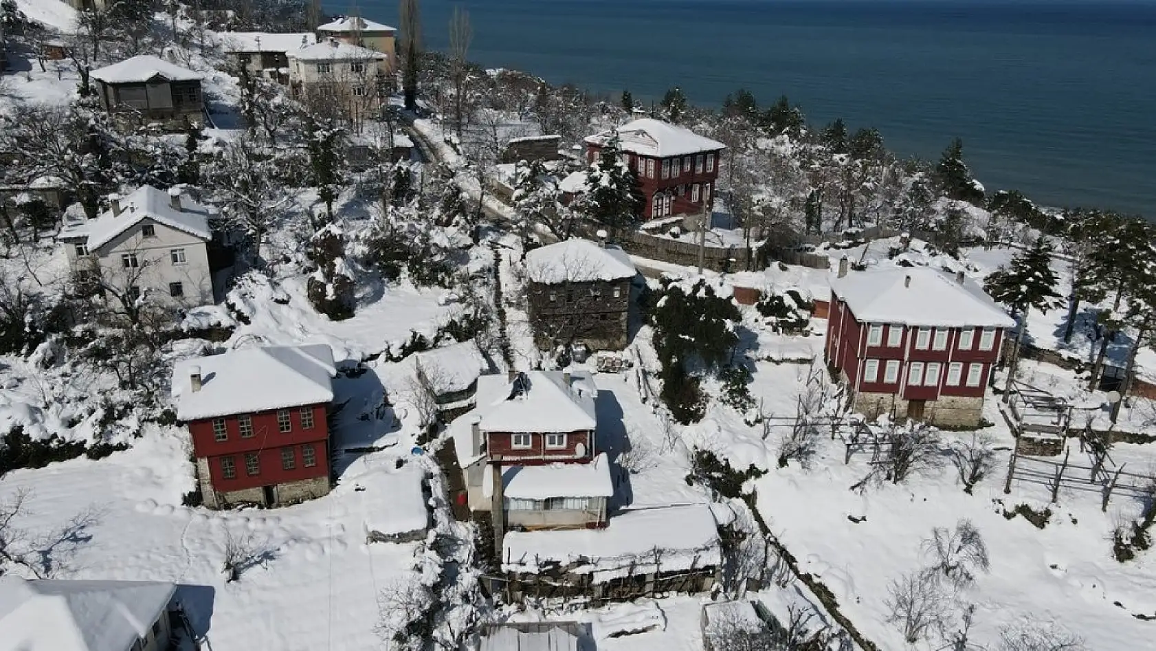 Karla bütünleşen güzellik dronla görüntülendi