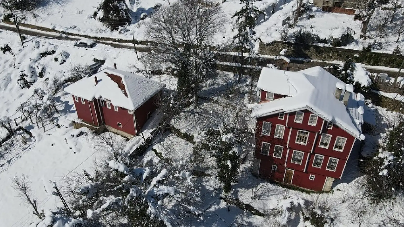 Karla bütünleşen güzellik dronla görüntülendi