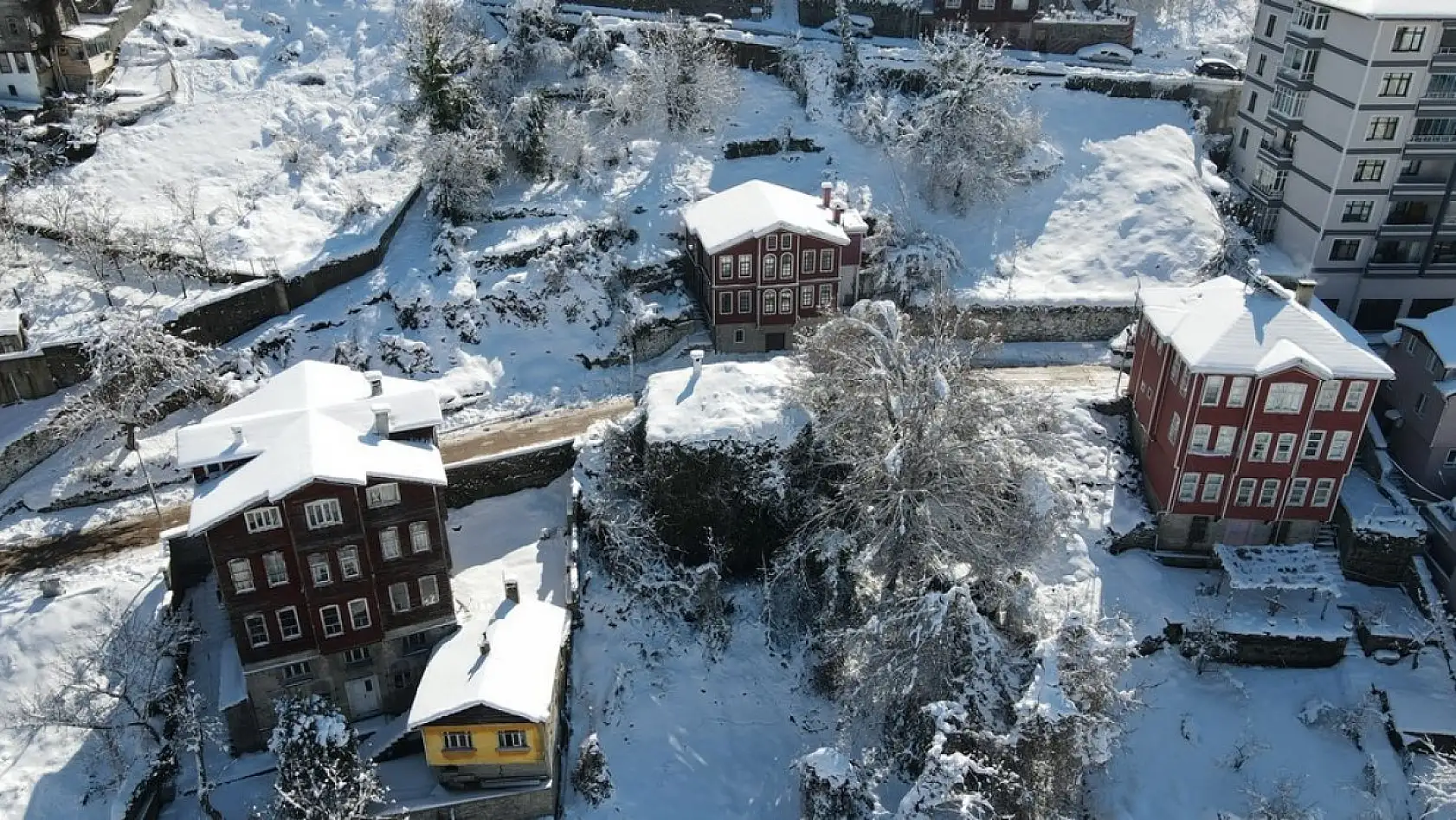 Karla bütünleşen güzellik dronla görüntülendi
