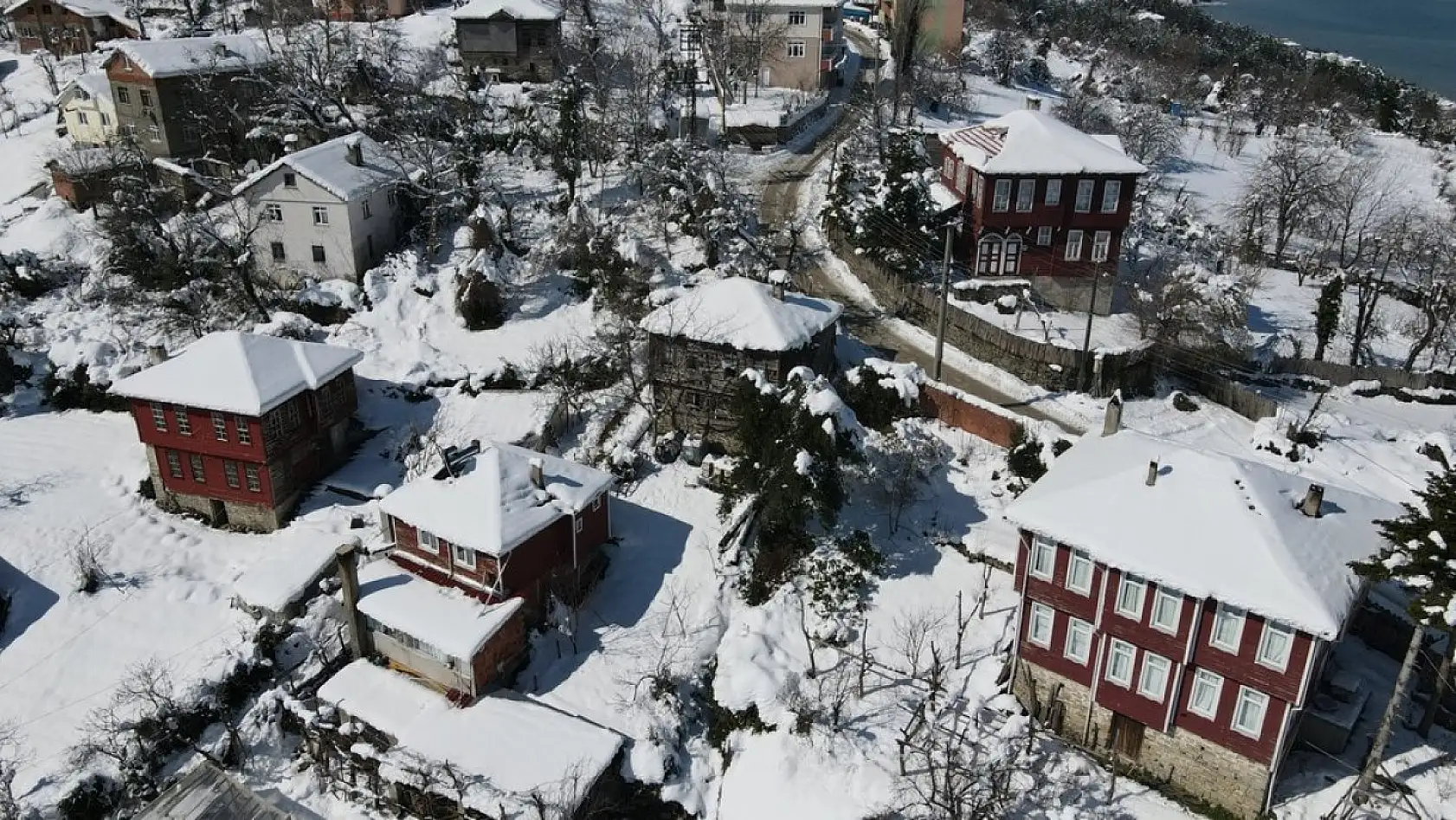 Karla bütünleşen güzellik dronla görüntülendi