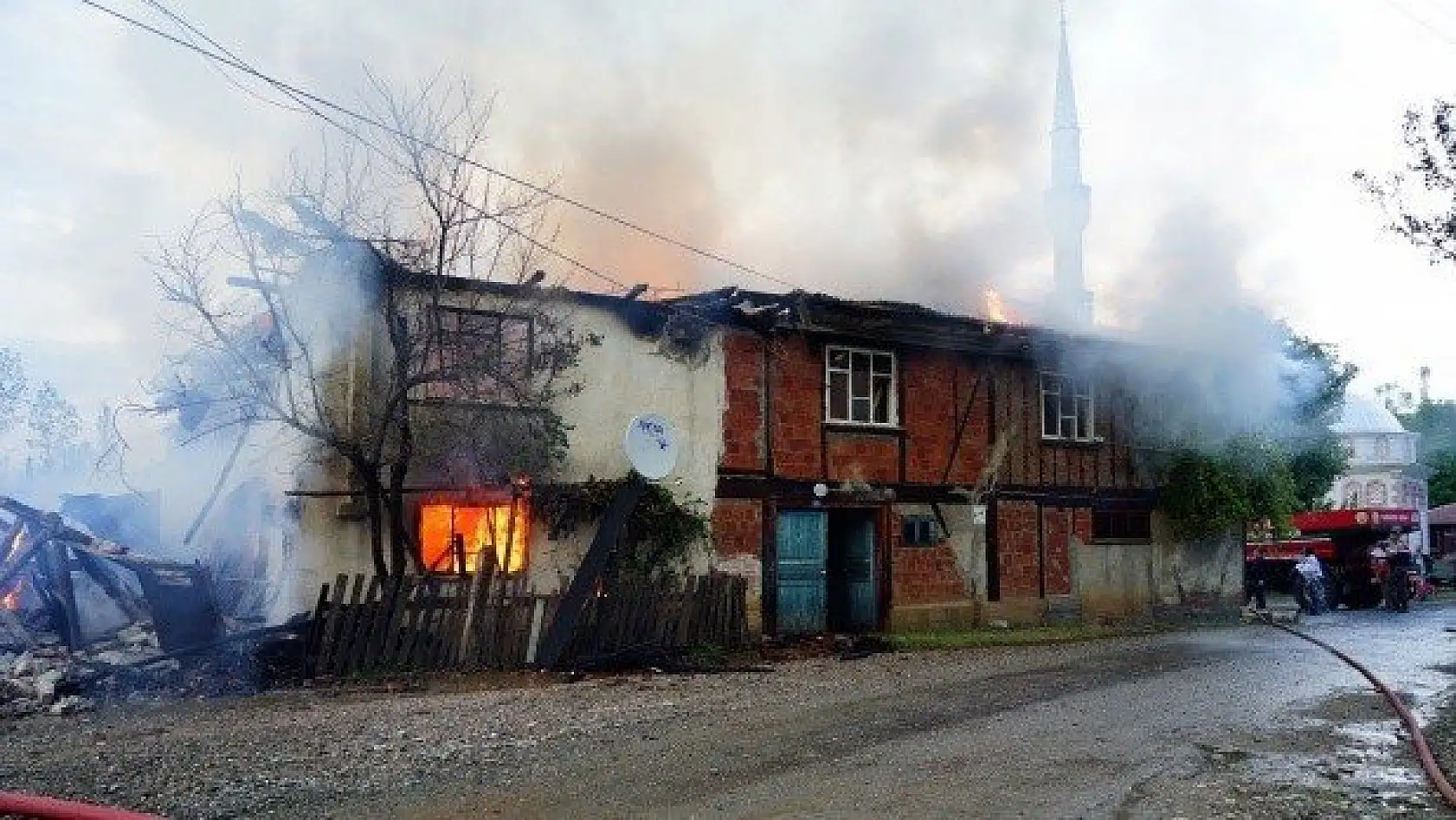 Kastamonu'da çıkan yangında iki aile evsiz kaldı