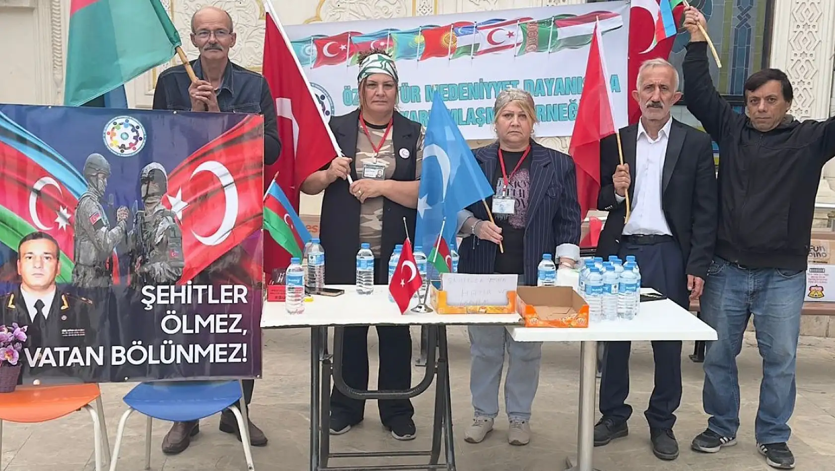 Karabağ şehitleri için Gebze'de helva dağıtıldı