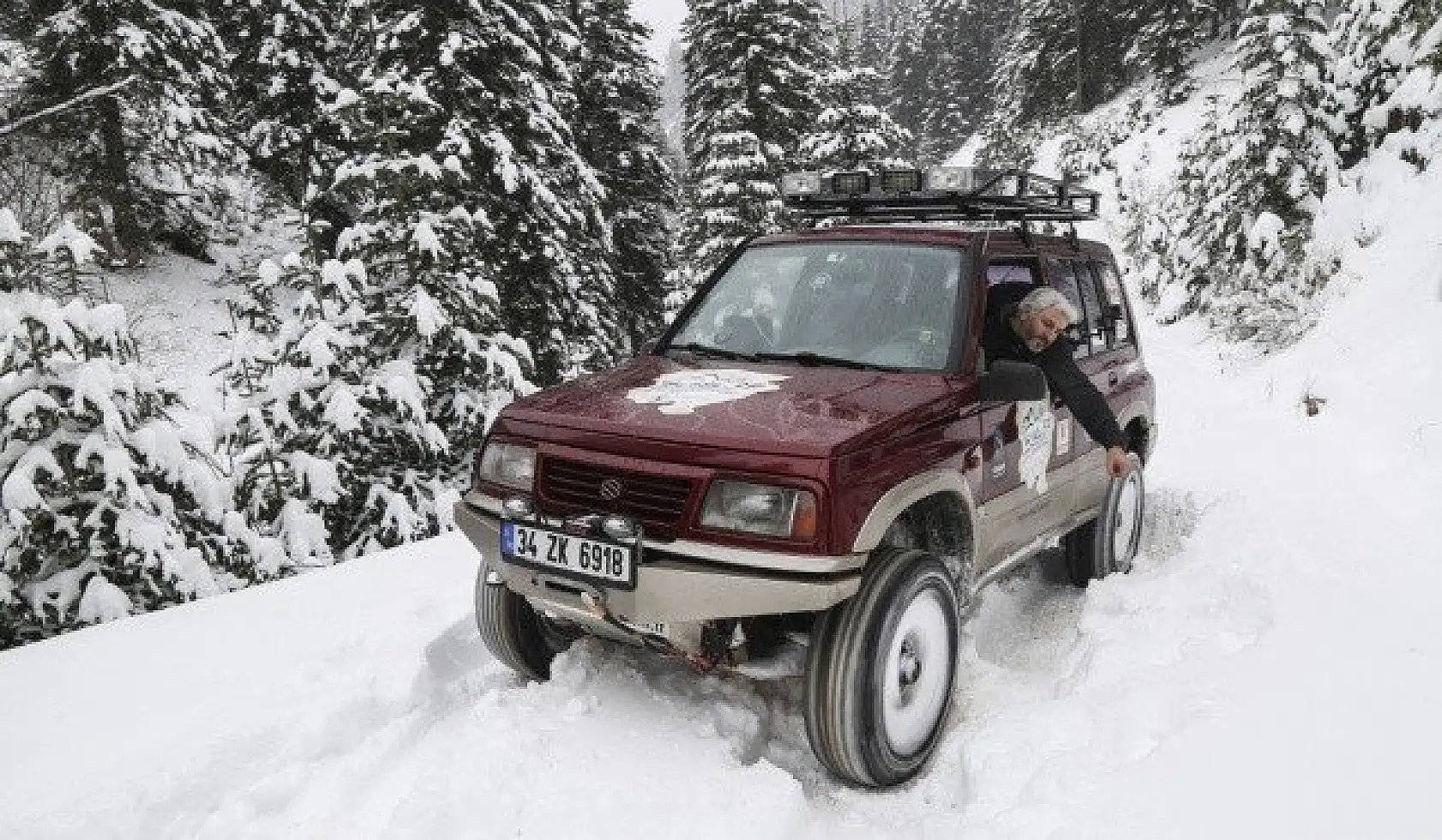 Yaralıgöz Dağı beyaz örtüsüyle görsel şölen sunuyor
