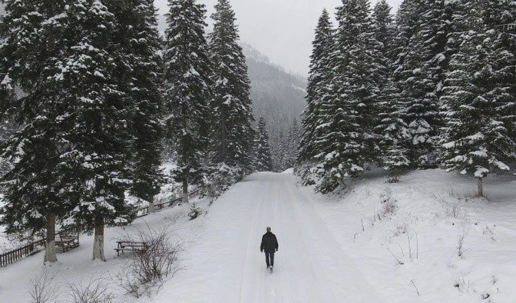 Yaralıgöz Dağı beyaz örtüsüyle görsel şölen sunuyor