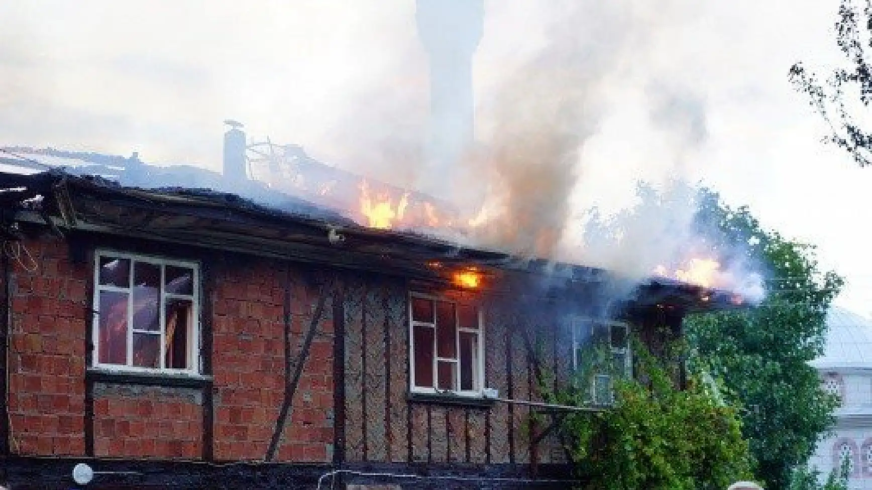 Kastamonu'da çıkan yangında iki aile evsiz kaldı