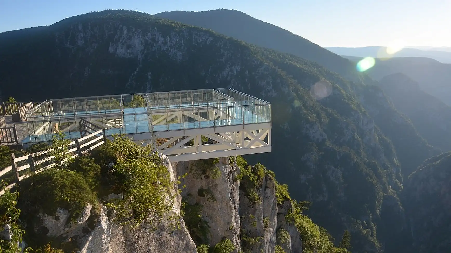 Çatak Kanyonu'ndaki cam teras nefesleri kesiyor