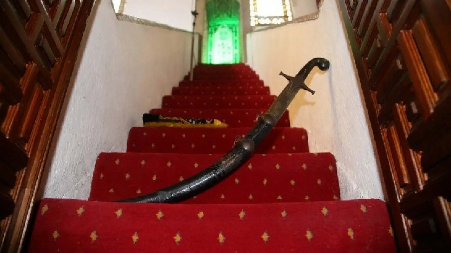 Atabeygazi Camisi'nde kılıçlı hutbe geleneği asırlardır sürüyor