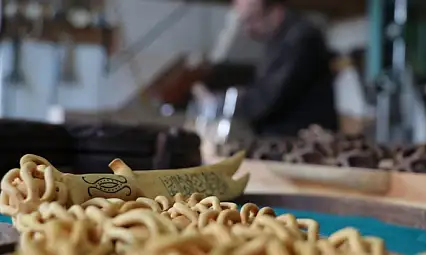 Kütükleri tek parça halinde sanat eserine dönüştürüyor