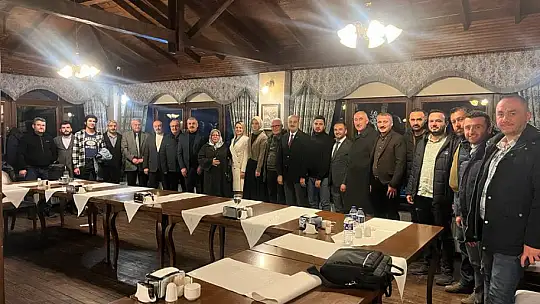 AK Parti ekibi gazetecilerle buluştu