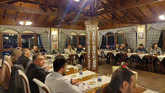 AK Parti ekibi gazetecilerle buluştu