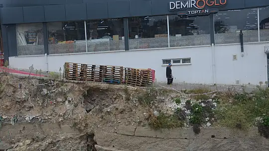 Neden önlem alınmıyor? Tali yol çökmek üzere!