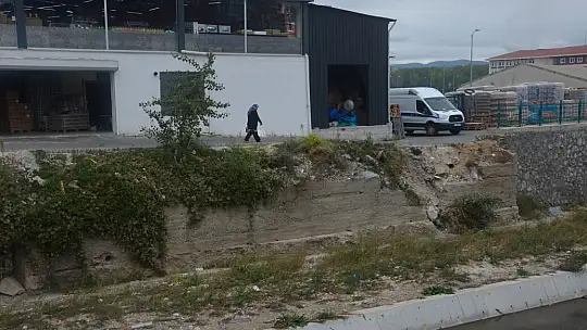 Neden önlem alınmıyor? Tali yol çökmek üzere!