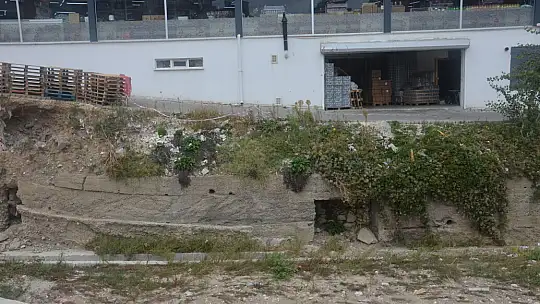 Neden önlem alınmıyor? Tali yol çökmek üzere!