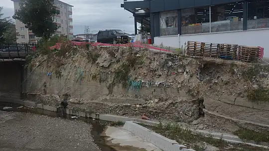 Neden önlem alınmıyor? Tali yol çökmek üzere!
