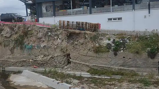 Neden önlem alınmıyor? Tali yol çökmek üzere!