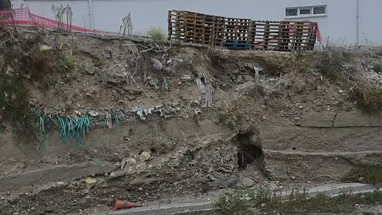 Neden önlem alınmıyor? Tali yol çökmek üzere!