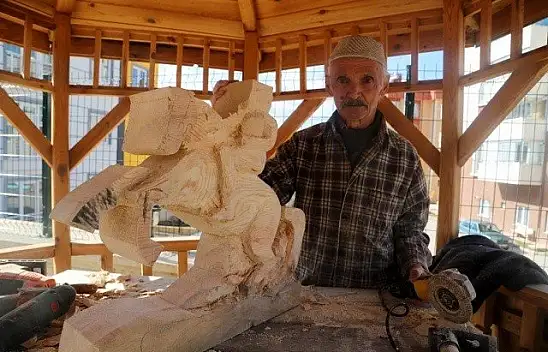 Mesleğini sokaktaki kameriyede sürdürüyor