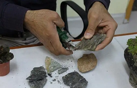 Ekmeğini doğadaki taşlardan çıkarıyor