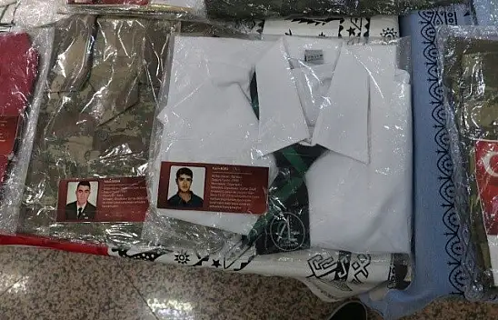 Bedirhan bebeğin zıbını da Yasin Börü'nün okul forması da bu sergide