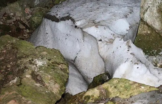 Karı ağustos sıcağında bile erimeyen mağara ilgi çekiyor