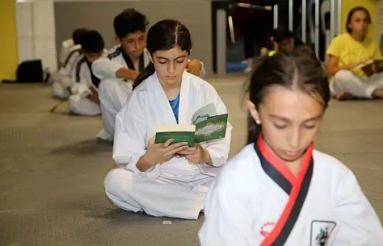 Kastamonu'da sporcular antrenman sonrası kitap okuyor