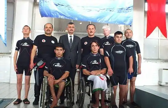 Havuzda su altına tüplü dalış