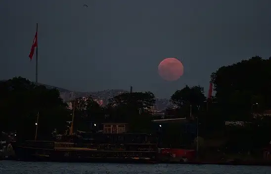 Ay tutulmasından kartpostallık kareler