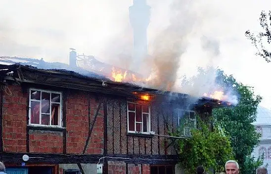 Kastamonu'da çıkan yangında iki aile evsiz kaldı
