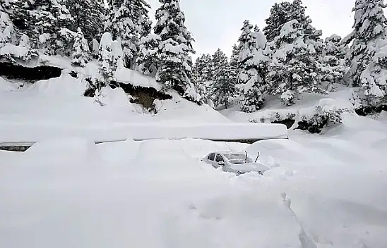 Kar kalınlığı 2 metreye yaklaştı! Araçlar karın altında kaldı
