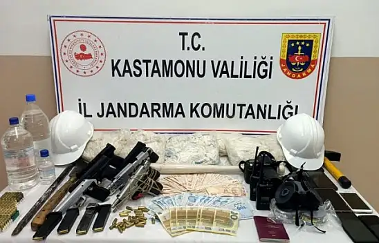 İş makineleri ile kaçak kazı yapan şüpheliler adliyeye sevk edildi