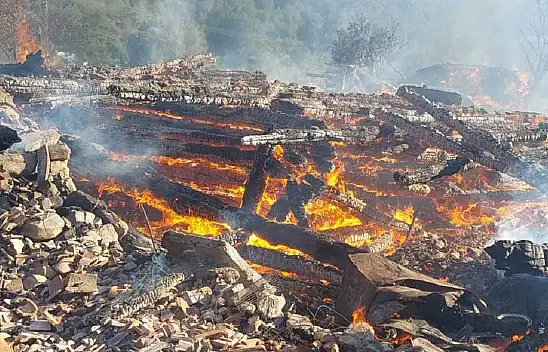 1 ev ve 3 samanlık yandı