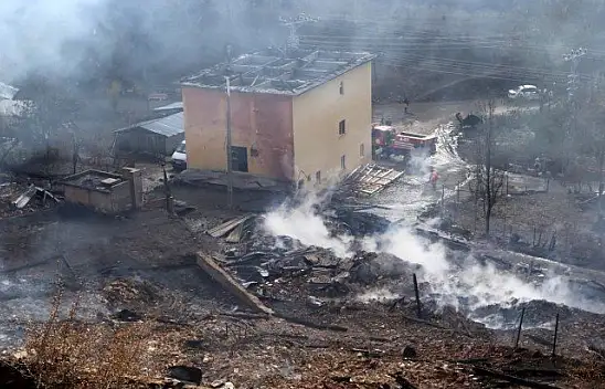 10 ev ve 1 camisi yanan köyde yangın söndürüldü