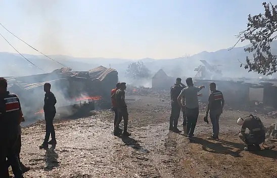 10 ev ve 3 ahır yandı