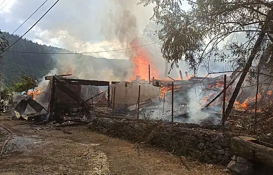 10 evin küle döndüğü yangın kontrol altına alındı