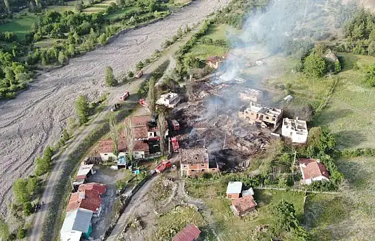 12 evin yandığı köy havadan görüntülendi