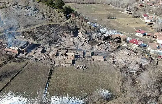 15 evin yandığı köyde geriye enkaz kaldı