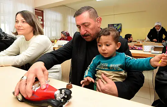 6 maaşını 'asrın felaketi' için bağışladı